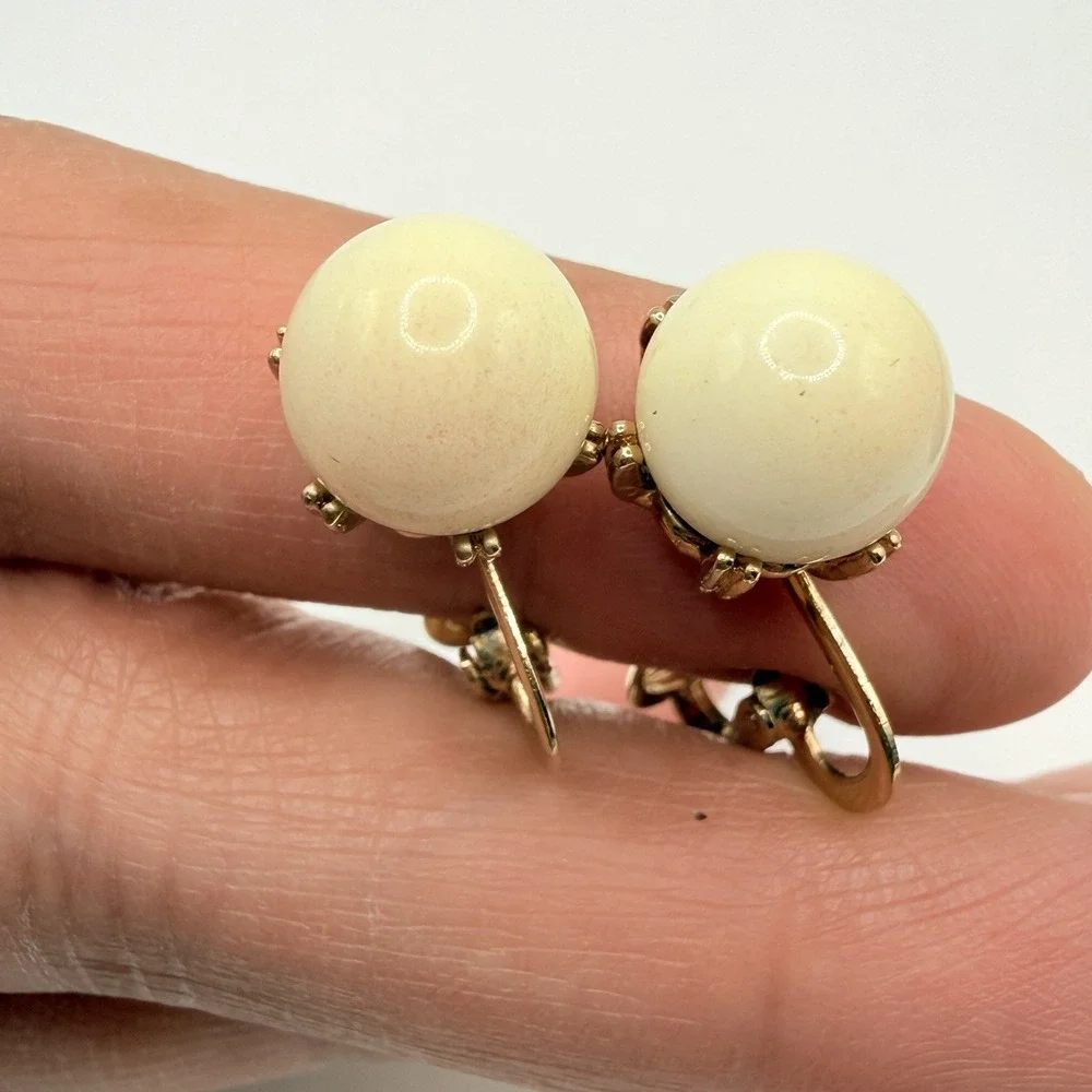 Vintage Signed Ciner Gold Tone Off White Bead Clip On Classic Earrings